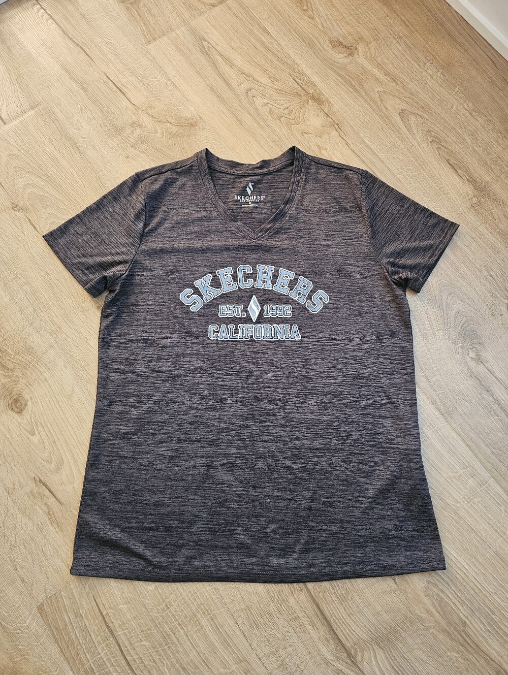 Skechers Shirt V-Neck Tee with White Logo Size S